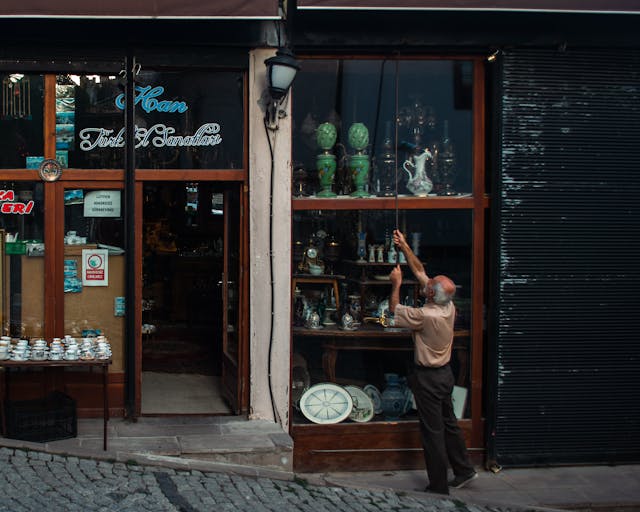 Locaux commerciaux à louer dans des zones stratégiques, avec des vitrines donnant sur rue et un fort potentiel pour attirer une clientèle locale.